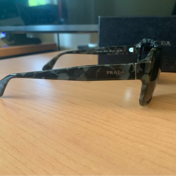 Prada sunglasses new I’ve never used - Picture 5 of 6